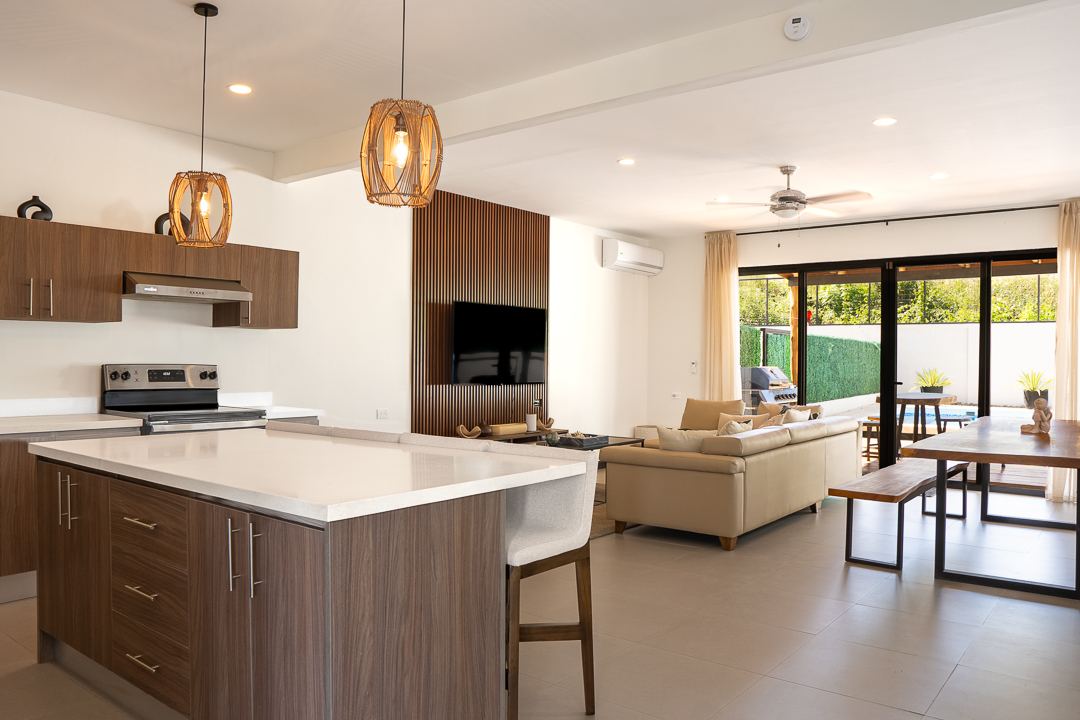 Open-plan living space and kitchen at Cacique Retreat, Playas del Coco
