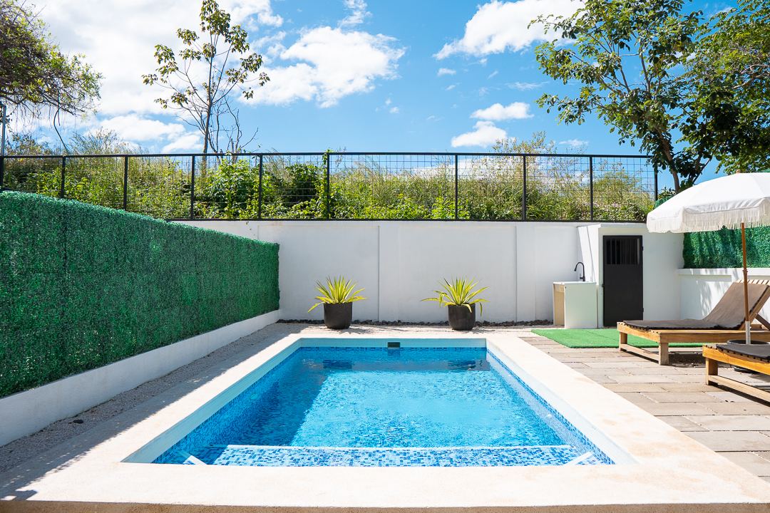 Private pool with shallow toddler ledge at Cacique Retreat, Playas del Coco