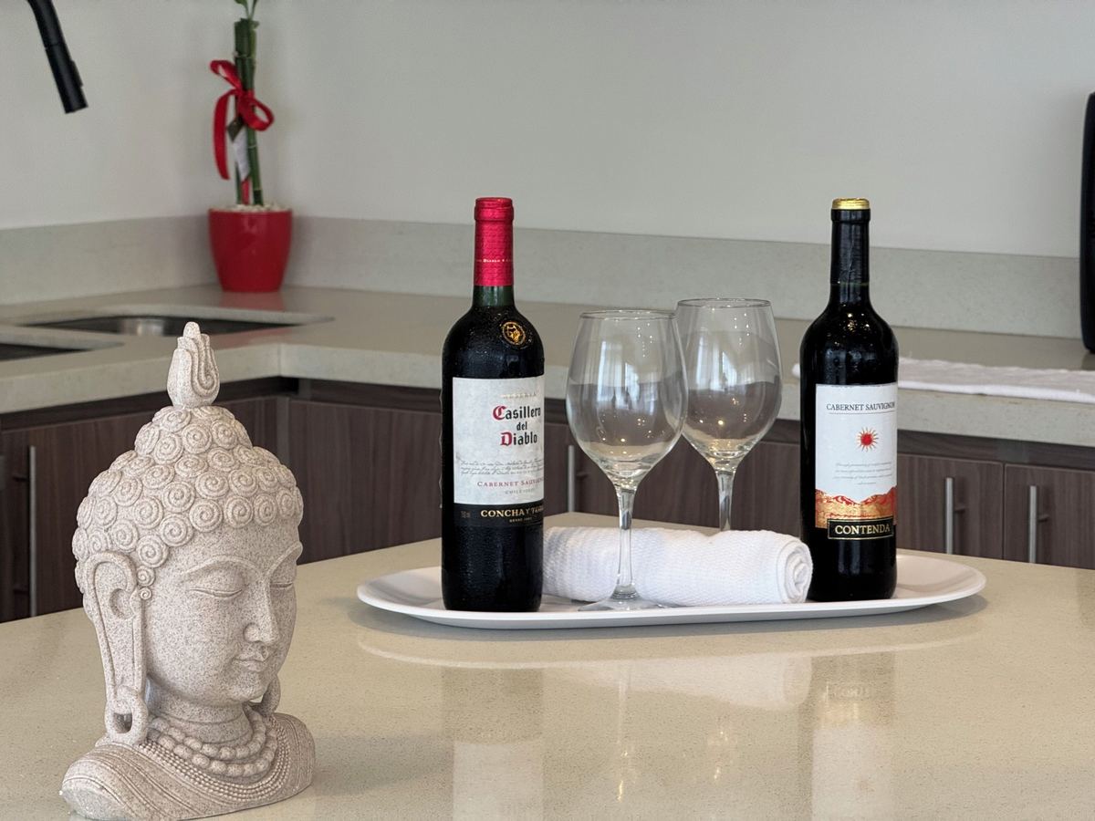 Welcome details on the counter at Cacique Retreat, Playas del Coco